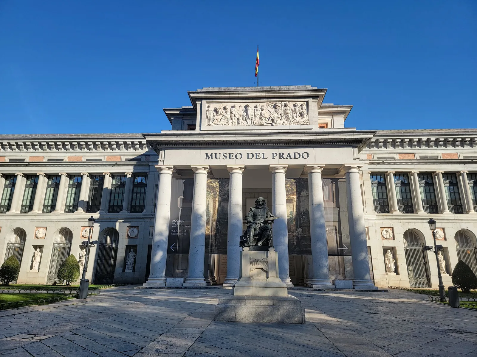 Entrada principal do Museo del Prado, em Madrid, com a estátua de Velázquez